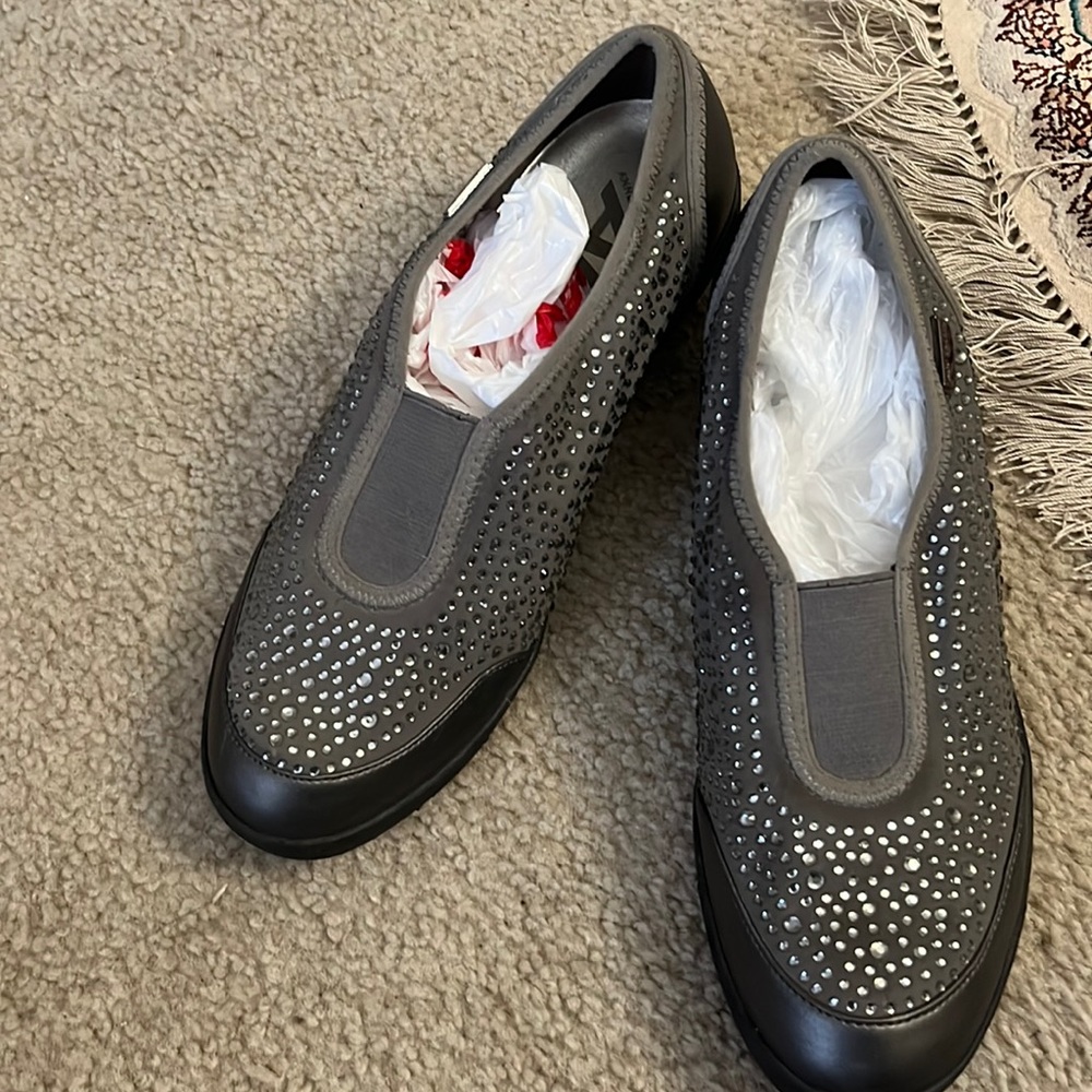 Anne Klein sport Gray with rhinestones great condition